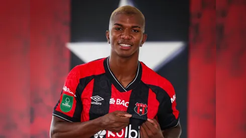 Sorpresa en Alajuelense: Jeyland Mitchell hace lo que la afición tanto esperaba.
