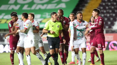 Hugo Cruz arbitrando un clásico entre Saprissa y Alajuelense.
