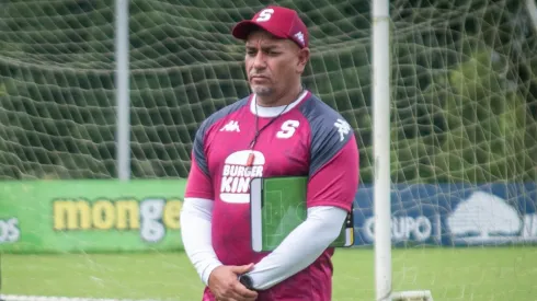 La peor cara de José Giacone que sorprende a sus jugadores en Saprissa.
