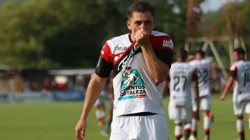 Carlos Mora conmueve a Alajuelense antes del clásico