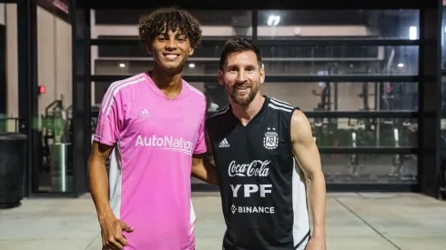 David Ruiz junto a Lionel Messi.
