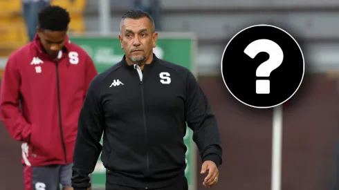 Saprissa avanza por un refuerzo y le marca la salida a uno de sus futbolistas.
