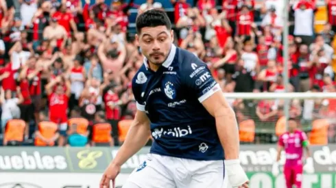 Darwin Lom con la camisa de Cartaginés.
