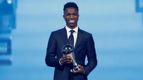 Vinicius con el Premio The Best 2024.
