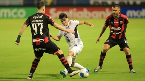 Alianza tomaría una fuerte decisión que afecta a Leonardo Menjívar y Alajuelense.
