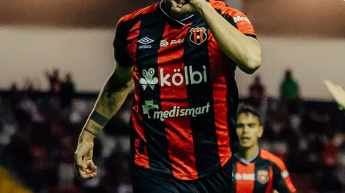 Alajuelense le cumple a Guimaraes con uno de sus principales