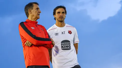 Mientras la afición critica a Guimaraes, Bryan Ruiz señala al culpable del flojo momento de Alajuelense.
