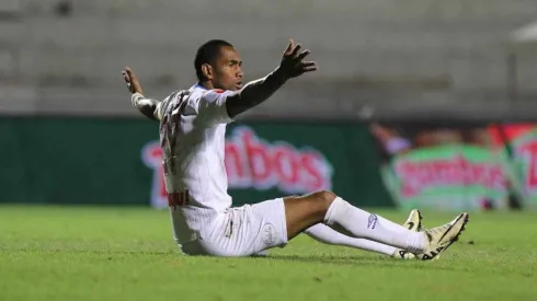 Jerry Bengtson conoce su castigo después de irse a los golpes con un aficionado.
