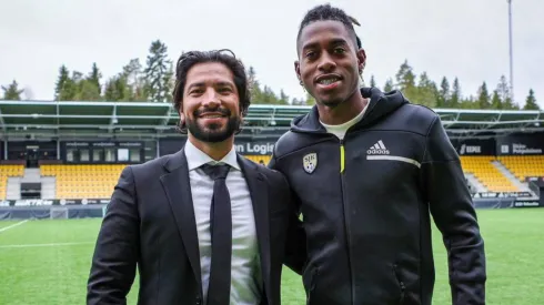 Alenis Vargas junto a su representante Daniel Solis en la presentación del hondureño.
