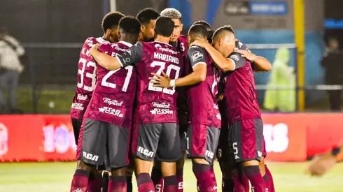 Saprissa se frota las manos por una de sus figuras.
