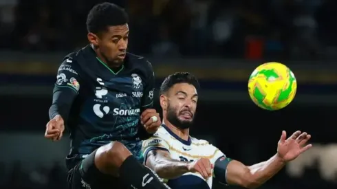 Choco Lozano en el partido contra Pumas, los Laguneros cayeron 2-0.
