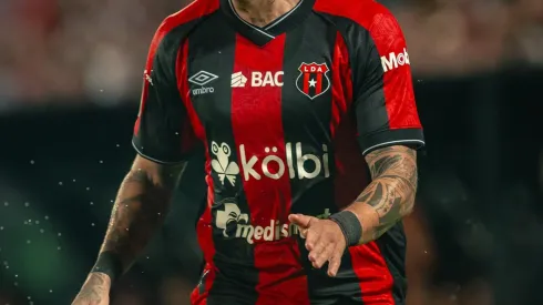 "Problemas de camerino": una figura revela la interna que golpea a Alajuelense en el momento más caliente.
