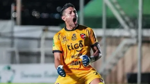 Leo Moreira se despide de Puntarenas.
