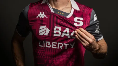 Cobra 10 mil dólares en Saprissa, jugó sólo dos partidos en seis meses y nadie entiende por qué sigue en el club.
