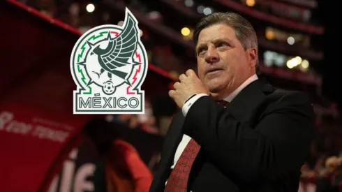 Piojo Herrera queda en una posición incómoda.
