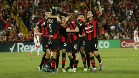 Alajuelense le muestra la salida a un juvenil.
