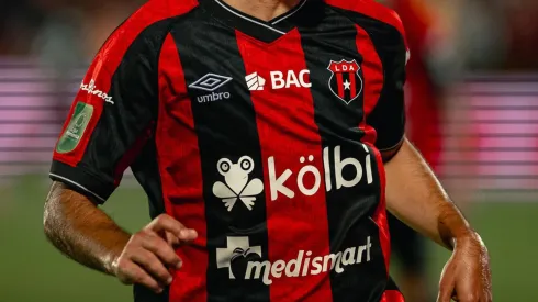 Alajuelense no se retiró del mercado.
