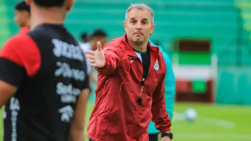 El nuevo DT de Marahón ya comienza a tomar el control.
