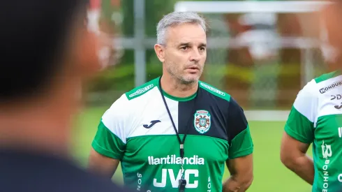 Pablo Lavallén confecciona un equipo para competir.
