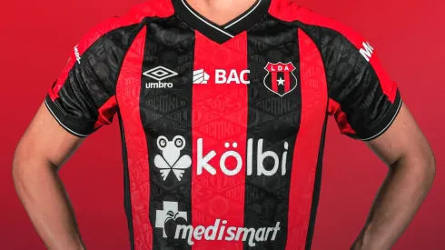 Alajuelense cerca de cerrar la llegada de un legionario.
