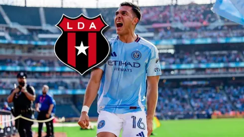 Alonso Martínez se muestra con la camiseta de Alajuelense.
