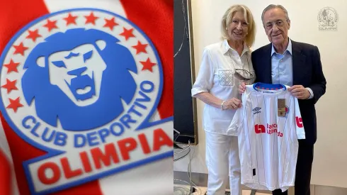 Florentino Pérez recibió la camisa de Olimpia y así posó.
