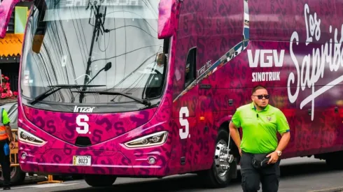 Chocó el autobús de Saprissa.
