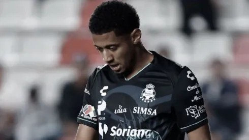Choco Lozano salió lesionado en la derrota de Santos ante Puebla.
