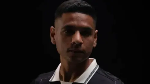 Carlos Pineda todavía no puede hacer su debut, pero tomó una decisión.
