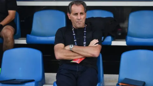 El ambiente en el Club Deportivo Águila se calentó luego de las declaraciones del exjugador paraguayo Blas Sosa, quien cuestionó públicamente el trabajo de los entrenamientos bajo la dirección de Daniel Messina. El estratega argentino no tardó en salir al paso, calificando las palabras de Sosa como falsas y carentes de fundamento.
Messina, visiblemente molesto, llamó a la memoria y a la gratitud como valores esenciales, recordándole a Sosa su trayectoria y el lugar que ocupó gracias al equipo migueleño. “Primero hay que ser agradecido, hay que tener memoria, de dónde vino, dónde estuvo y dónde está. Después, no hay que mentir en la vida. Hay que tener códigos y el coraje de que si tienen que hablar algo, lo tienen que hablar en su debido momento”, expresó con contundencia.
Uno de los señalamientos más fuertes de Sosa fue que en Águila se realizaban entrenamientos de “tenis fútbol”, comentario que encendió la polémica. Messina lo negó tajantemente y aseguró que es algo fácilmente verificable: “Es una burda mentira, muy comprobable con el ingreso de los periodistas que, gracias a Dios, vienen a todos los entrenamientos y ven de la forma que se trabaja”.
El técnico también sugirió que Sosa pudo haber actuado bajo influencia de terceros para emitir dichas declaraciones. “Creo que lo han mandado a hablar y se ha metido en este lío solo, en este lío que quiere ser protagonista y ya no está en el plantel”, apuntó.
En su réplica, Messina no evitó lanzar un dardo a la situación actual del paraguayo, recordando que milita en un equipo de tercera división en Argentina, sin tener minutos de juego y con su club ubicado en la última posición del torneo.
Para el entrenador, las afirmaciones de Sosa carecen por completo de sustento. “Siempre me manejo con la verdad, siempre le doy la posibilidad al jugador de expresarse individualmente o grupalmente, pero es una mentira que es insostenible”, subrayó.
Con esta respuesta, Messina dejó claro que no tolerará ataques que, según él, buscan empañar el trabajo realizado en Águila. La tensión queda instalada, aunque el estratega asegura que su enfoque seguirá siendo el día a día del equipo y la preparación para los retos deportivos que vienen.
