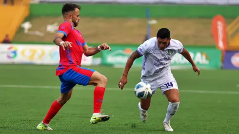 Rodrigo Saravia, ex Comunicaciones, y Rafael Morales en plena disputa por la bola durante uno de los Clásicos.

