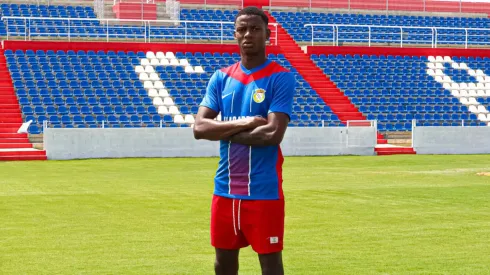 Julián Martínez luce los colores de FC Alverca.

