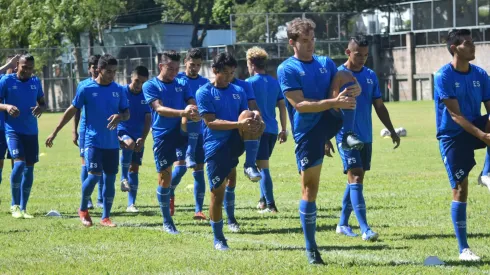 Legionario de El Salvador recibe revés por parte de su club luego de manifestar su deseo de estar en La Selecta 
