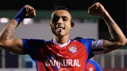 Mientras Luis Fernando Tena lo mantiene al margen, Jorge Aparicio recibe apoyo de otro sector del futbol de Guatemala
