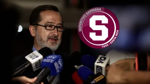 Saprissa camina por la cornisa.
