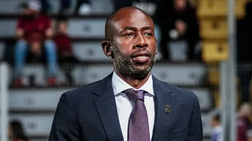 Paulo Wanchope sale a defenderse.
