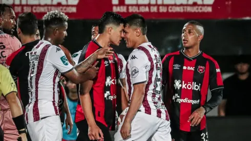 Alajuelense golpea a Saprissa y lo lastima.

