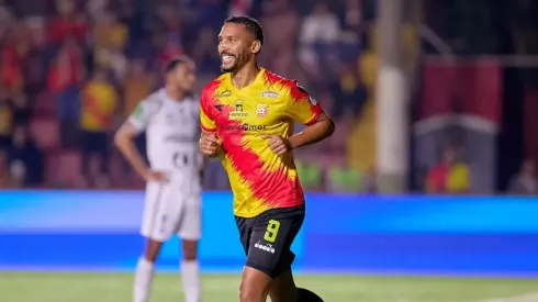 Marcel Hernández alerta a todos en Herediano.
