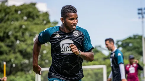 Fidel Escobar conmvió a la afición de Saprissa. 

