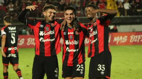 Futbolista de Alajuelense tiene una gran oferta sobre la mesa. (Foto: LDA)
