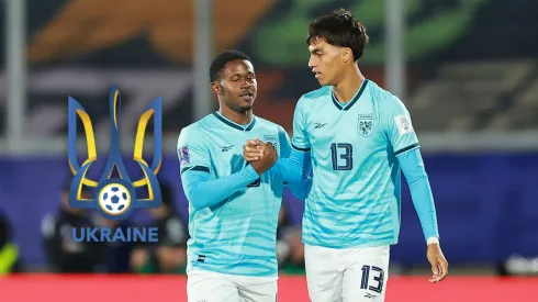 Martin Krug celebra junto a Gustavo Herrera la anotación de Panamá ante Paraguay.
