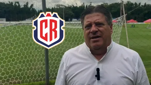 Piojo Herrera mueve el tablero.
