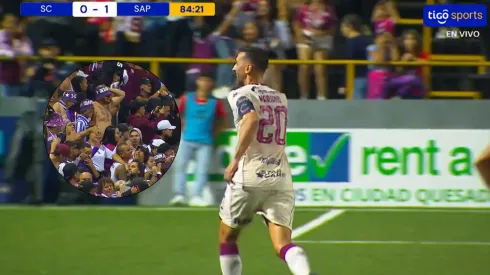 Mariano Torres celebra uno de los goles más bonitos de su vasta trayectoria.
