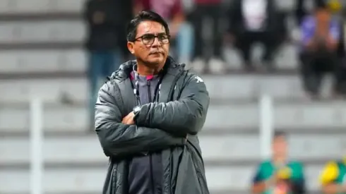 Vladimir Quesada pasa la escoba.
