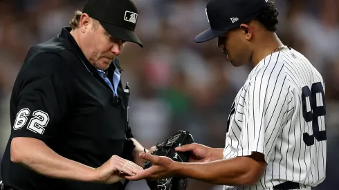 Los umpires tienen la responsabilidad de revisar este detalle en los pitchers.
