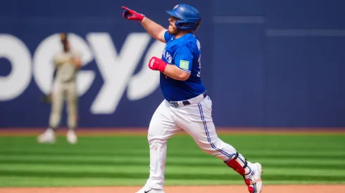 Alejandro Kirk coronó su mejor jornada ofensiva del 2023 con HR Padres.
