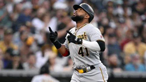 Carlos Santana llega a Brewers tras cambio con Piratas.
