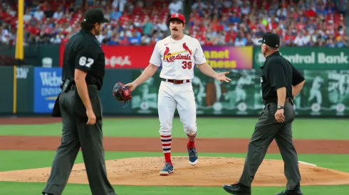 El diestro Miles Mikolas fue expulsado luego de un pelotazo a Ian Happ.
