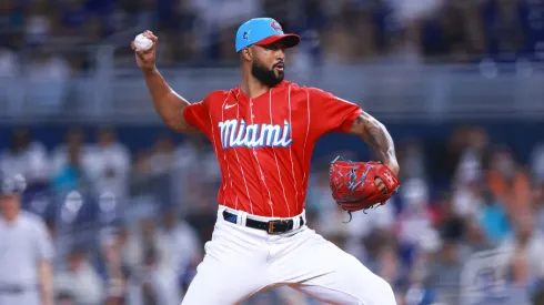 El dominicano Sandy Alcántara volvió a deleitar en la loma al lanzarle juego completo a los Yankees de Nueva York.
