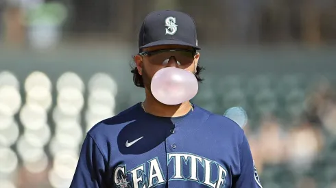 SEATTLE, WASHINGTON – AUGUST 25: Eugenio Suarez #28 of the Seattle Mariners blows a bubble gum bubble during the eighth inning at T-Mobile Park on August 25, 2022 in Seattle, Washington. The Seattle Mariners won 3-1. (Photo by Alika Jenner/Getty Images)
